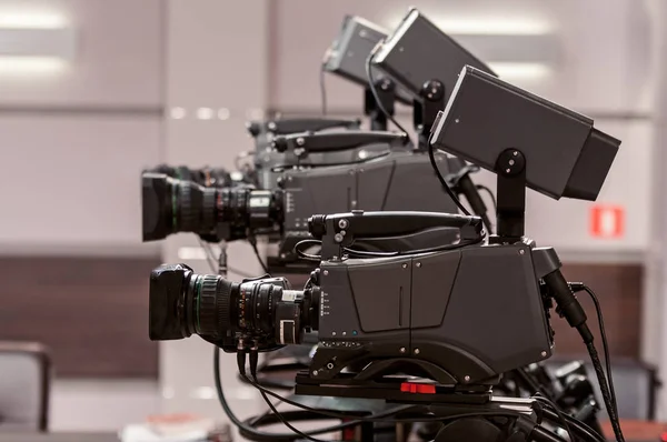 Drie studio Tv camera — Stockfoto