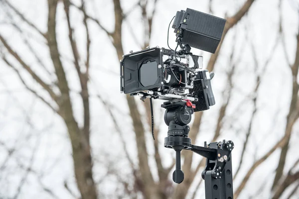 Профессиональная DSLR камера на кране — стоковое фото