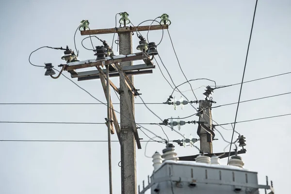 Zwei elektrische Betonmasten — Stockfoto