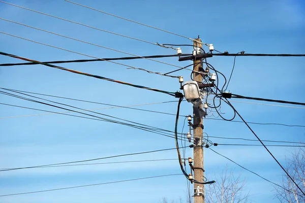 Velho poste de eletricidade contra o céu azul — Fotografia de Stock