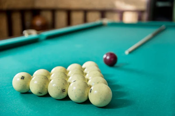 Billiards balls and cue on the table — Stock Image Billiards balls and cue on the table Stock Picture