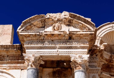 Anadolu 'daki Sagalassos şehrindeki cephe çeşmesinde dekoratif taş bir yüz. Burdur. Türkiye.