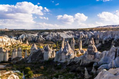 Goreme Ulusal Parkı 'ndaki Aşk Vadisi' nde taş sütunlar. Goreme Köyü, Anadolu, Türkiye, Asya.