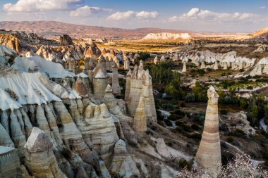 Goreme Ulusal Parkı 'ndaki Aşk Vadisi' nde taş sütunlar. Goreme Köyü, Anadolu, Türkiye, Asya.