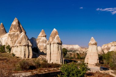 Goreme Ulusal Parkı 'ndaki Aşk Vadisi' nde taş sütunlar. Goreme Köyü, Anadolu, Türkiye, Asya.