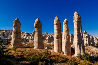 Goreme Ulusal Parkı 'ndaki Aşk Vadisi' nde taş sütunlar. Goreme Köyü, Anadolu, Türkiye, Asya.
