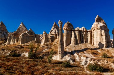 Goreme Ulusal Parkı 'ndaki Aşk Vadisi' nde taş sütunlar. Goreme Köyü, Anadolu, Türkiye, Asya.