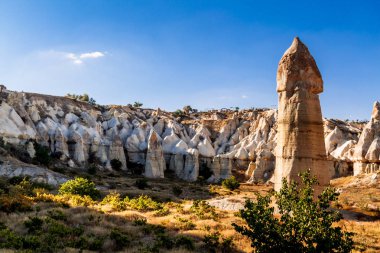 Goreme Ulusal Parkı 'ndaki Aşk Vadisi' nde taş sütunlar. Goreme Köyü, Anadolu, Türkiye, Asya.