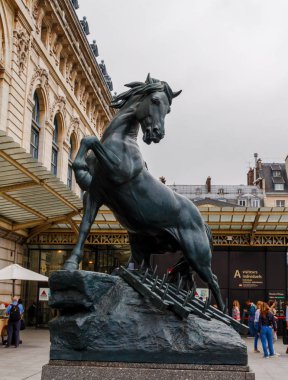 Paris, Fransa - 4 Haziran 2018: Orsay Müzesi 'nin merdivenlerinde 