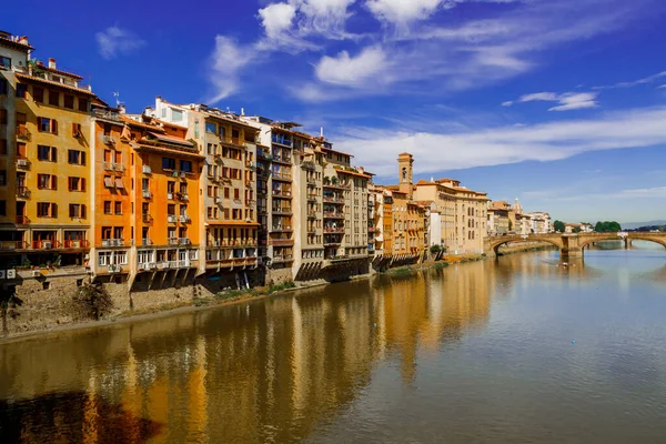 Vue Sur Remblai Rivière Arno Avec Pont Bâtiments Médiévaux Florence — Photo