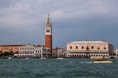 San Marco, Venedik, İtalya 'da bir çan kulesi olan Valinin Sarayı manzarası