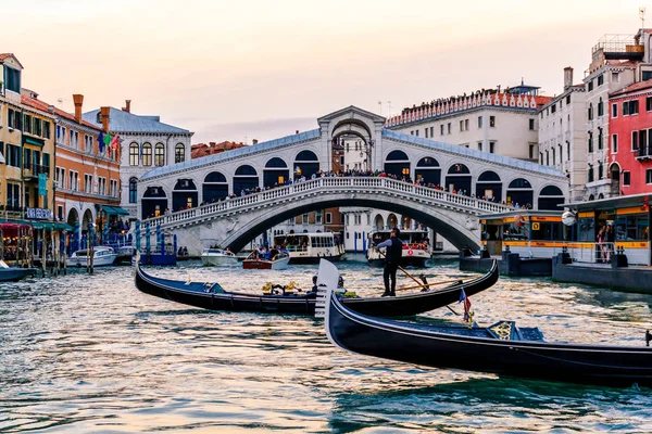 Мост Риальто Гондолой Венеции Италия — стоковое фото