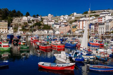 Luarca, İspanya - 06 Ekim 2016: Luarca, Asturias, İspanya 'da renkli balıkçı tekneleri.