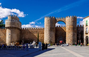 Avila, İspanya - 05 Ekim 2016: Torre del Homenaje ve Puerta del Alcazar.
