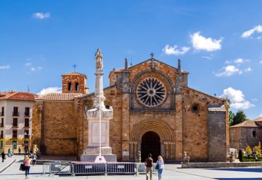 Avila, İspanya - 5 Ekim 2016: Santa Teresa de Jesus Meydanı ve San Pedro Apostol Kilisesi.