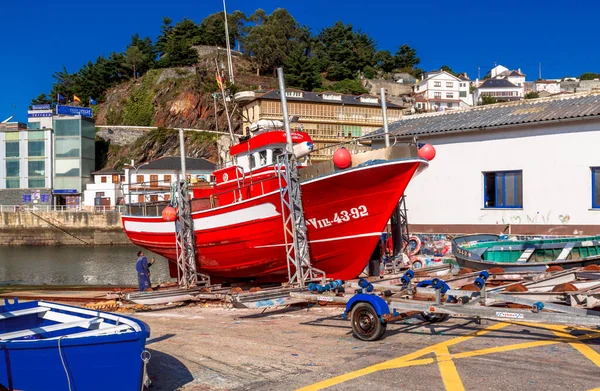 Luarca Spanje Oktober 2016 Een Man Repareert Een Vissersboot Luarca — Stockfoto