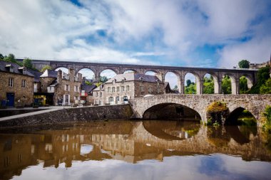 La Rance nehri ve Fransa 'nın Dinan, Brittany limanının karşısındaki Viyaduct de Dinan' da panoramik manzara