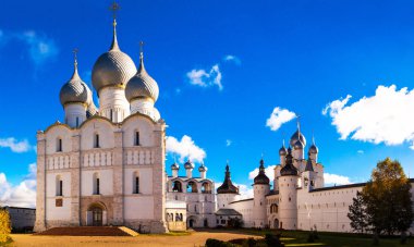 Rostov Veliky 'nin Kremlin Katedrali Meydanı. Varsayım atedrali, Çan kulesi, Kutsal Kapılar ve Diriliş Kilisesi. Altın Yüzük, Rusya.