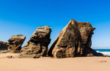 Harika taş figürler. Eroin kaplı sahil şeridi. Atlantik Okyanusu 'ndaki katedraller, Cantabric kıyıları Lugo, Galiçya, İspanya - Playa de las Catedrales.