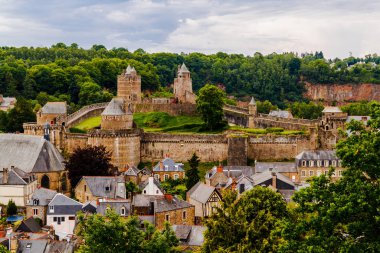 Chateau de Fougeres: Ortaçağ siyah tavanlı kale ve şehir kenarına Brittany, Maine ve Normandiya, Fougeres, Fransa.
