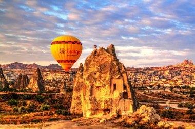 Renkli sıcak hava balonları Cappadocia, Anadolu, Türkiye, vadi üzerinde uçan. Göreme Milli Parkı içinde volkanik dağlar.