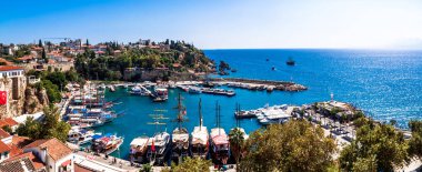 Antalya / Türkiye - 20 Eylül 2019: Antalya Eski Kent Limanı Panoraması, Türkiye.