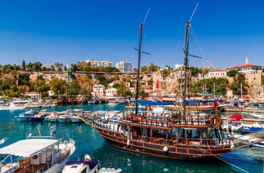 Antalya, Türkiye - 20 Eylül 2019: Eski Antalya limanında tekneleri olan liman.