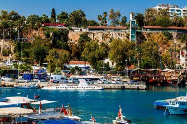 Antalya, Türkiye - 20 Eylül 2019: Eski Antalya limanında tekne ve denizaltılı liman.