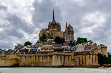 Mont Saint Michel 'de panoramik manzara. Le Mont Saint Michel Adası, Fransa 'nın en çok ziyaret edilen tarihi yerlerinden biri..