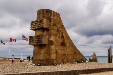 Fransa, Normandiya 'daki Omaha Sahili' nde Les Braves heykeli