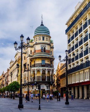 Sevilla, Endülüs, İspanya - 14 Mayıs 2013: Edificio La Adriatica 'nın parlak renkleri. Farklı stiller bu binayı Avenida de la Constitucion 'da gerçek bir sanat eseri haline getiriyor..