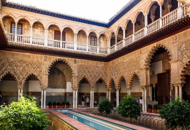 Sevilla, İspanya - 14 Mayıs 2013: Ortaçağ bahçesi ve avlusu, Alcazar Kraliyet Sarayı Avlusu,.