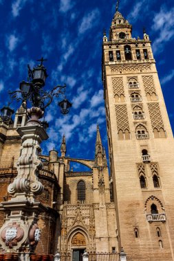 Giralda Sevilla Katedrali ve sokak lambası. Endülüs, İspanya.