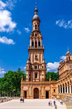 Sevilla, Endülüs, İspanya - 14 Mayıs 2013: İspanya Meydanı (Plaza de Espana) açık güneşli bir gün.