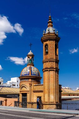 Sevilla, Endülüs, İspanya - 14 Mayıs 2013: Sevilla 'nın Triana ilçesine Guadalquivir kıyısındaki Carmen Şapeli. 
