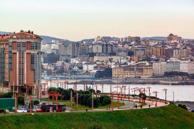 Coruna, İspanya - 05 Ekim 2016: Agra do Orzan ilçesi ve tramvay hattı üzerindeki şehir manzarası.