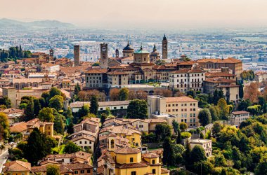 Bergamo 'nun Upper Old City' sinde (Citta Alta) tarihi binalarla panoramik veiw. 