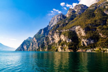 İtalya, Garda Gölü 'nün güzel renkli manzarası.