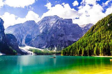 Dolomites Dağları, Sudtirol, İtalya 'da Braies Gölü (Pragser Wildsee veya Lago di Braies olarak da bilinir). Tipik romantik bir yer..