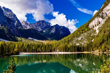 Braies Gölü aynı zamanda Pragser Wildsee ya da Dolomites Dağları 'ndaki Lago di Braies olarak da bilinir. Tipik romantik bir yer..