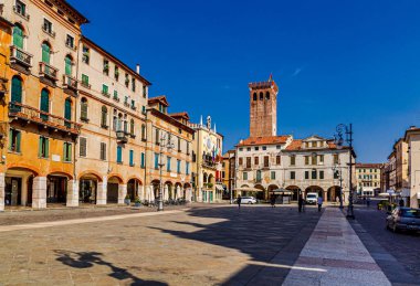 Bassano del Grappa, Vicenza / İtalya - 2 Ekim 2017: Özgürlük Meydanı (Piazza Liberta), Bassano del Grappa şehir merkezi, Veneto, Vicenza, İtalya, Avrupa.