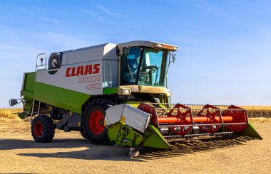 Turegano, Segovia / İspanya - 09 Ekim 2016: Tarlanın kenarında hasatçı birleştirme.