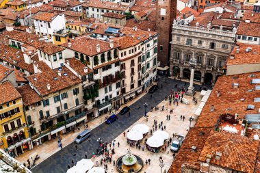 Torre dei Lamberti 'den Piazza Delle Erbe' nin hava manzarası. Verona, İtalya. 