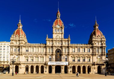 Coruna, İspanya - 05 Ekim 2016: Parlak güneşli bir sabah Praza de Mara Pita 'da belediye binası (Casa do Concello da Coruna).