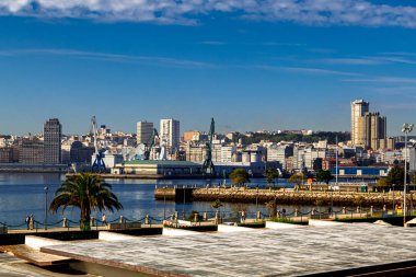 Coruna, İspanya - 05 Ekim 2016: Güneşli bir sabahta Los Castros ilçesinde şehir manzarası.