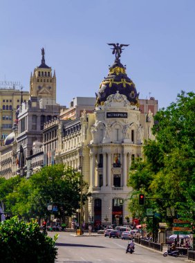 Madrid, İspanya - 30 Eylül 2016: Gran Via, Madrid 'in ünlü Metropolis Binası. Mimari, turistik yerler..