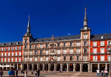 Madrid, İspanya - 30 Eylül 2016: İspanya 'nın başkentinin en ünlü meydanlarından Madrid' deki Plaza Belediye Başkanı.
