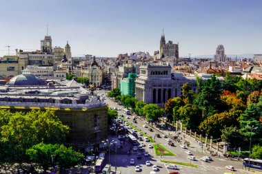Madrid, İspanya - 30 Eylül 2016: İspanya 'nın başkenti Madrid' in ana alışveriş caddesi Gran Via 'nın panoramik hava manzarası.