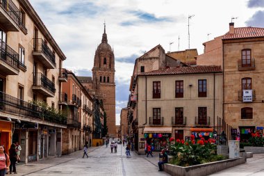 Salamanca / Kastilya ve Leon, İspanya - 02 Ekim 2016: Salamanca 'nın eski merkezindeki ana alışveriş caddesi olan Calle Rua Mayor' da insanlar yürüyor.