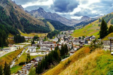 Arap köyü ve Passo Pordoi, Dolomitler, İtalya.